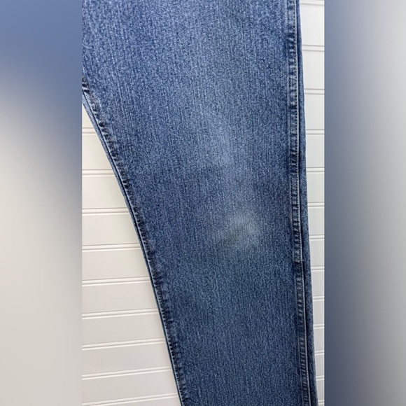 Wrangler men’s Advanced Comfort medium wash denim jeans, size 35X32 - Picture 6 of 8